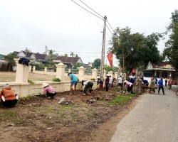 Lao động dọn vệ sinh nhà văn hóa TDP Thuận Hòa 1