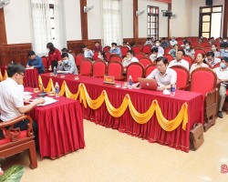 Bí thư Huyện uỷ Cẩm Xuyên Nguyễn Văn Thành cùng tham dự hội nghị