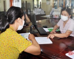 Khách hàng đến giao dịch tại Phòng Giao dịch Ngân hàng Chính sách xã hội huyện Can Lộc.