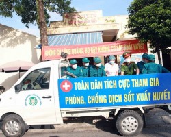 Xe tuyên truyền lưu động về các biện pháp phòng, chống dịch sốt xuất huyết. (Ảnh: Nguyễn Chinh/TTXVN)