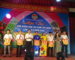 Đồng chí Nguyễn Thị Mai Thủy – Tỉnh ủy viên, Chủ tịch Hội Nông dân tỉnh tặng cờ lưu niệm cho các đội