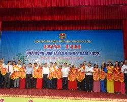 Các đồng chí đại diện lãnh đạo Hội Nông dân tỉnh, UBND và UBMTTQ huyện tặng Cờ lưu niệm cho các đội