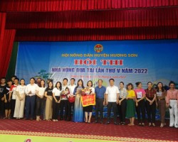Đồng chí Nguyễn Thị Mai Thủy – Tỉnh ủy viên, Chủ tịch Hội Nông dân tỉnh trao giải Nhất cho đội thị trấn Phố Châu