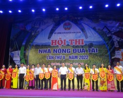 Các đồng chí lãnh đạo Hội Nông dân tỉnh và huyện Nghi Xuân tặng Cờ lưu niệm cho các đội thi