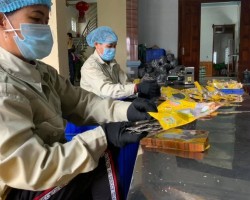Xã viên Hợp tác xã Nguyên Lâm đang thực hiện công đoạn đóng gói sản phâm·