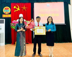 Đồng chí Nguyễn Thị Lệ Hà  và đồng chí Nguyễn Thị Mai Thủy trao Huy hiệu 40 năm tuổi Đảng và tặng hoa chúc mừng đồng chí Trần Trung Thành