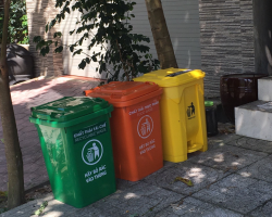 Hội Nông dân phường vận động hội viên và nhân dân mua các thùng rác để tiện việc thu gom.