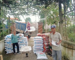 Trung tâm phối hợp với Hội Nông dân huyện Vũ Quang cung ứng phân bón tại xã Ân Phú
