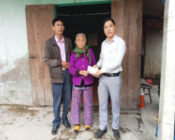 Hội Nông dân xã Bùi La Nhân vận động nhà hảo tâm trao quà Tết cho người nghèo