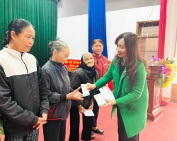Hình ảnh Chủ tịch Hội Nông dân tỉnh Nguyễn Thị Mai Thủy trao quà Tết tại huyện Hương Sơn