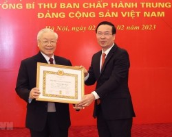 Đồng chí Võ Văn Thưởng, Ủy viên Bộ Chính trị, Thường trực Ban Bí thư trao Huy hiệu 55 năm tuổi Đảng tặng Tổng Bí thư Nguyễn Phú Trọng. (Ảnh: TTXVN)