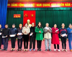 Đồng chí Nguyễn Thị Mai Thủy - Tỉnh ủy viên, Chủ tịch Hội Nông dân tỉnh trao quà cho hội viên nông dân tại huyện Hương Sơn