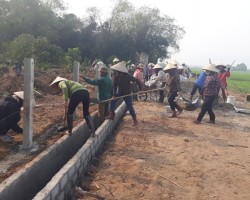 Hội viên nông dân xã Thạch Ngọc hỗ trợ xây dựng hàng rào thoáng
