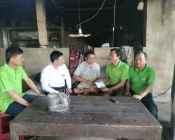Đồng chí Đinh Công Tịu, HUV, Chủ tịch Hội Nông dân huyện thăm và tặng quà ông Trần Văn Chiến, xã Hương Đô là nạn nhân chất độc da cam, hoàn cảnh đặc biệt khó khăn