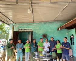 Hội Nông dân thị trấn Hương Khê thăm hỏi, tặng quà và chỉnh trang vườn hộ cho hộ bệnh binh Lê Hữu Túc (hoàn cảnh khó khăn)