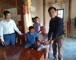 Hội Nông dân xã Thọ Điền tặng qùa cho gia đình chính sách