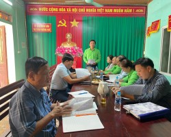 Đồng chí Đinh Cộng Tịu, HUV, Chủ tịch Hội Nông dân huyện kết luận buổi làm việc tại thị trấn huyện