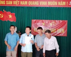 Hình ảnh kết nạp quần chúng Trần Đình Quyền  - hội viên Chi hội Châu Thịnh