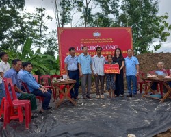 Hình ảnh Hội Nông dân thị trấn Thiên Cầm hỗ trợ xây nhà cho hộ nghèo