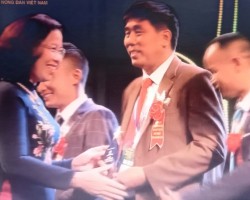 Đồng chí Bùi Thị Thơm - Phó Chủ tịch BCH Trung ương HND Việt Nam trao danh hiệu cho ông Nguyễn Văn Minh (ảnh chụp từ VTV)