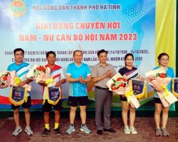 Đồng chí Nguyễn Tiến Anh – Phó Chủ tịch Hội Nông dân tỉnh tặng hoa chúc mừng