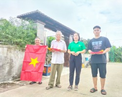 Hội Nông dân phường Trung Lương hỗ trợ làm giá treo cờ và cờ cho các hộ gia đình
