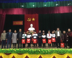 Hội Nông dân huyện Thạch Hà tặng quà Tết Nguyên đán Giáp Thìn cho hội viên nông dân