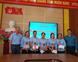 Hội Nông dân xã Sơn Tây tặng quà động viên nữ cán bộ hội nhân Ngày Quốc tế Phụ nữ