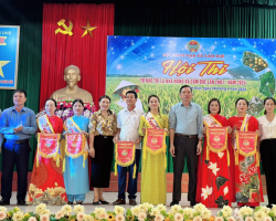 Các đồng chí Thường trực và Thường vụ Đảng ủy xã Cẩm Duệ tặng cờ lưu niệm cho các đội thi