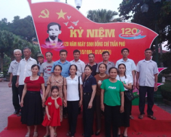 Hội Nông dân xã Bùi La Nhân huyện Đức Thọ tổ chức dâng hương và báo công tại Khu mộ cố Tổng Bí thư Trần Phú