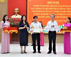 Đồng chí Ngô Quang Hùng Chủ tịch Hội Nông dân xã Phú Phong nhận Giấy khen tại HN sơ kết 3 năm thực hiện KL 01