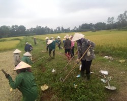 Hội viên nông dân thị trấn Đồng Lộc vệ sinh mương nội đồng