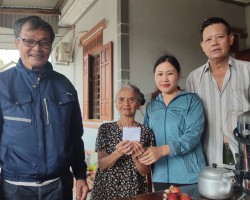 Chi Hội Nông dân tổ dân phố 6 thị trấn Vũ Quang giúp hội viên tháo dỡ công trình nhà ở