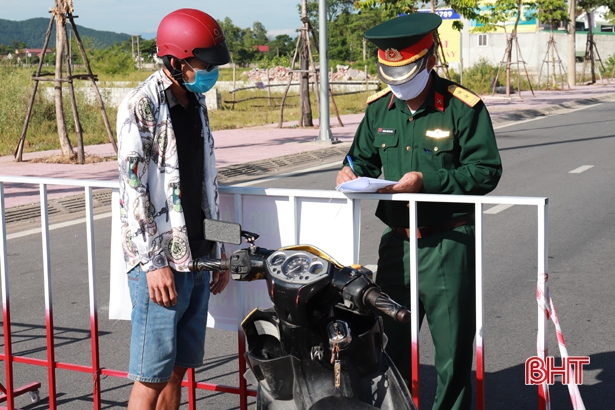Kiểm soát phòng chống dịch tại chốt kiểm soát thuộc TDP 11 thị trấn Xuân An (Nghi Xuân).