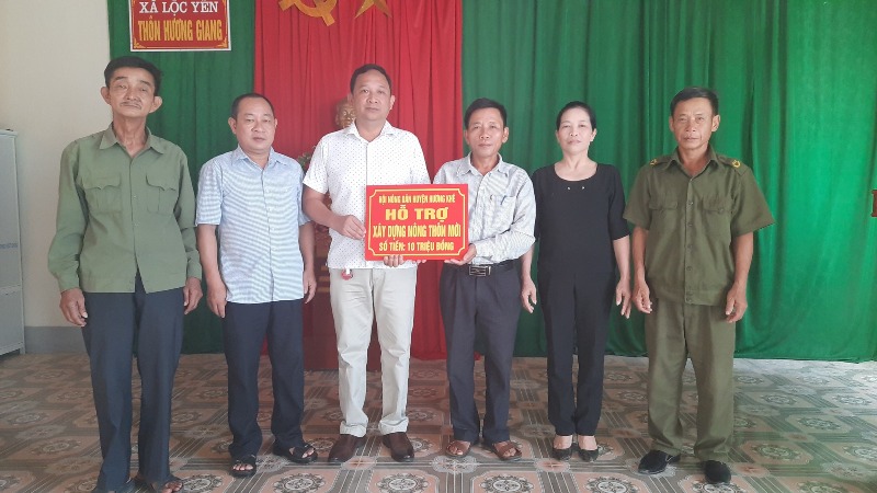 Chủ tịch Hội Nông dân huyện Hương Khê trao tiền hỗ trợ thôn Hương Giang xã Lộc Yên