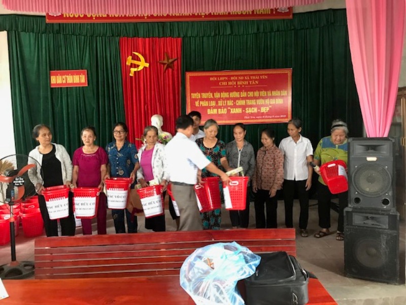 Chi hội Bình Tân xã Thanh Bình Thịnh trao giỏ để phân loại rác cho các hộ