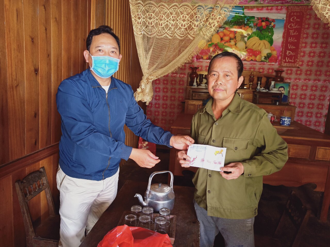 Đc Võ Viết Minh Châu - Chủ tịch Hội Nông dân huyện tặng quà Tết Nguyên cán bộ Hội