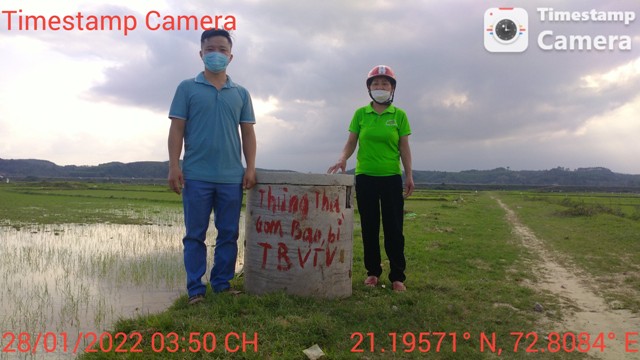 Hình ảnh đặt bồn chứa rác thải thuốc BVTV trên cánh đồng