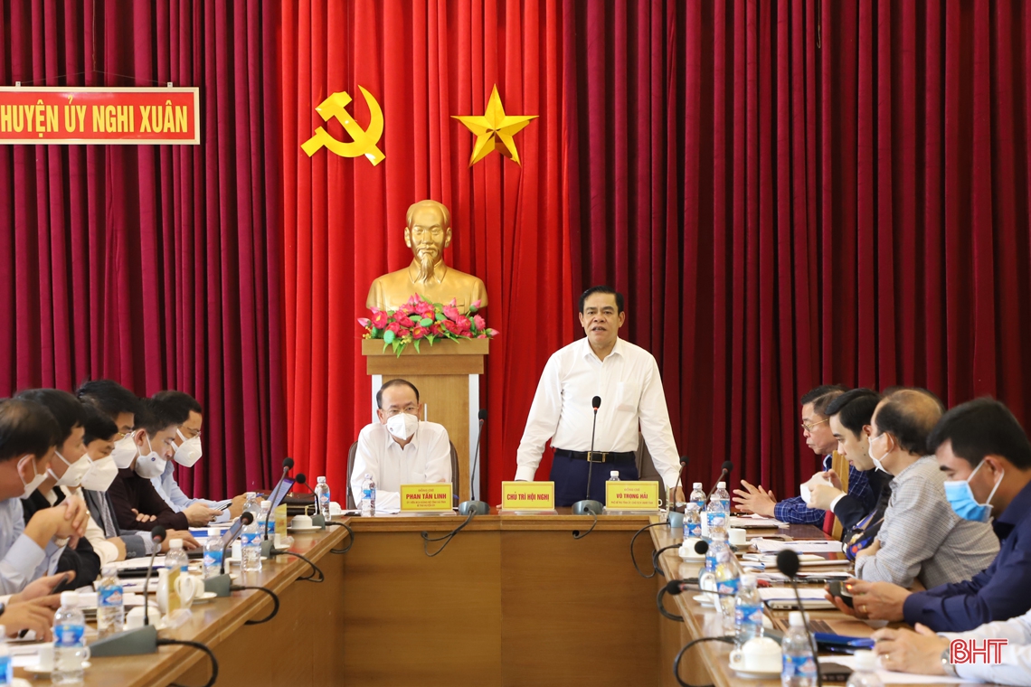 Chủ tịch UBND tỉnh Võ Trọng Hải và Bí thư Huyện ủy Nghi Xuân Phan Tấn Linh chủ trì buổi làm việc