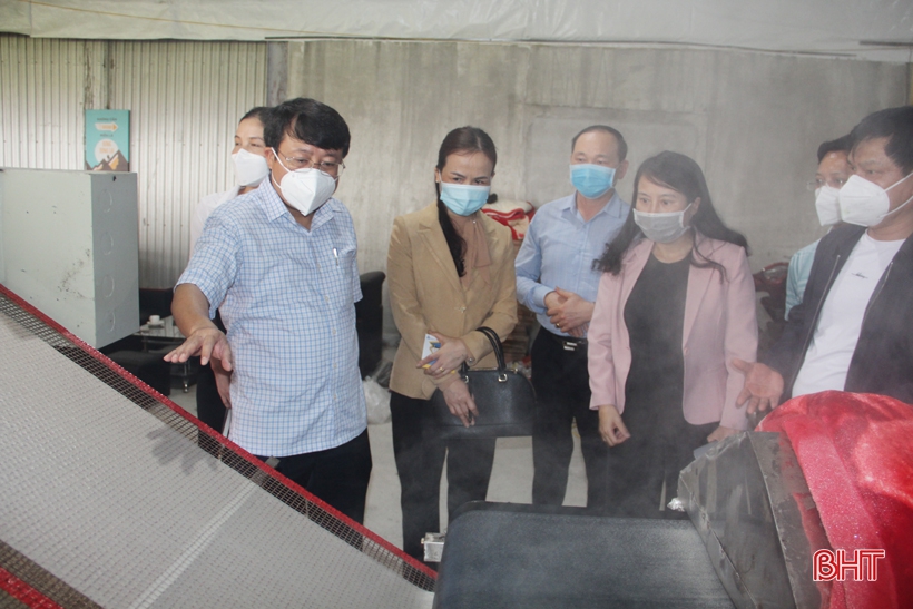 Đoàn tham quan, kiểm tra mô hình bánh đa nem sử dụng công nghệ sấy lạnh tại phường Thạch Quý...