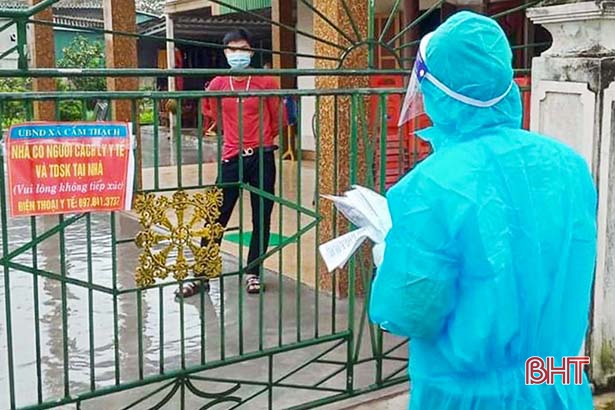 Cán bộ y tế kiểm tra tình hình sức khỏe F0 cách ly, điều trị tại nhà ở xã Cẩm Thạch, huyện Cẩm Xuyên.