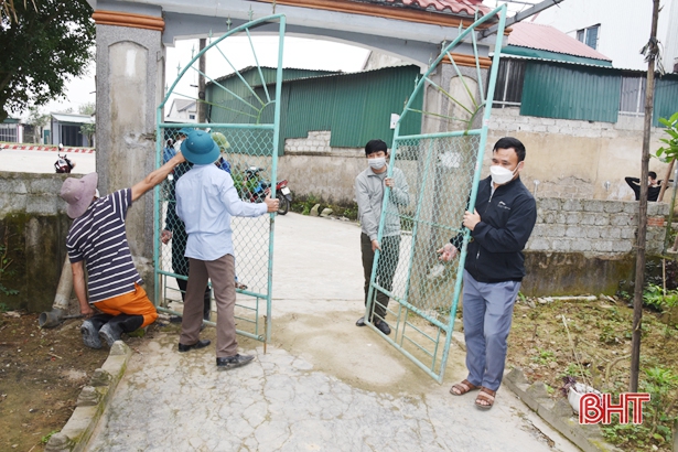 Người dân trong thôn đến hỗ trợ gia đình anh Lê Thế Hòa (thôn Tân Quý, xã Hộ Độ) tháo dỡ cổng hiến đất mở đường.