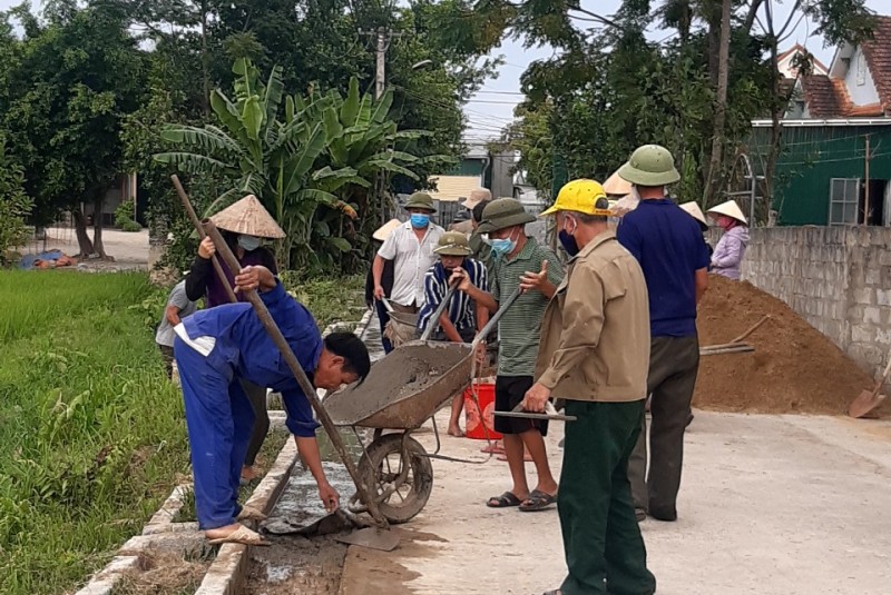 Cán bộ, hội viên, nông dân xã Lâm Trung Thủy, huyện Đức Thọ tham gia xây dựng nông thôn mới
