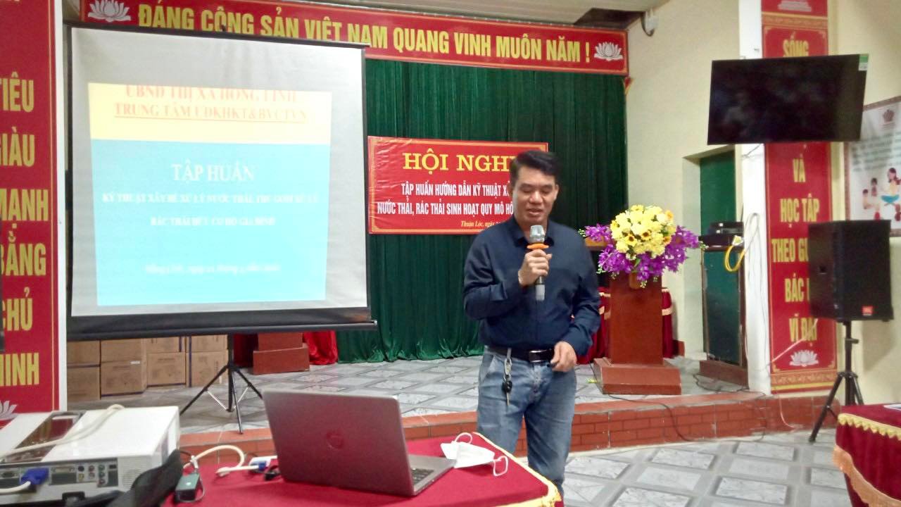 Đông chí Nguyễn Văn Giáp - Giám đốc Trung tâm Ứng dụng KHKT&BVCTVN thị xã hướng dẫn kỹ thuật