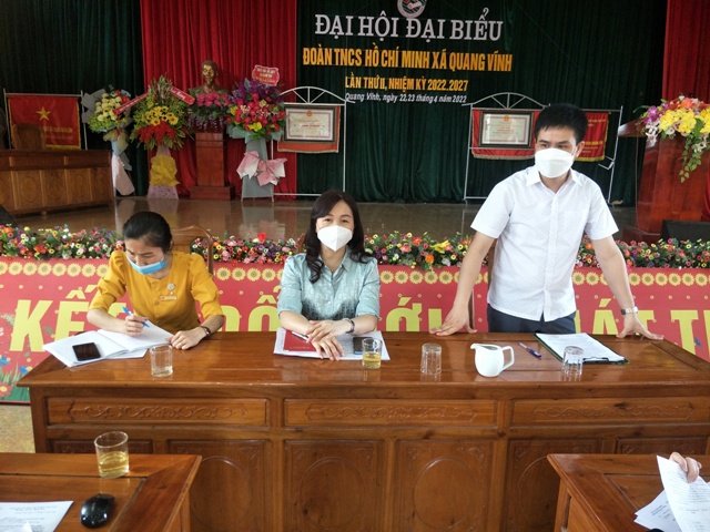 Hình ảnh Đoàn kiểm tra làm việc tại Hội trường xã Quang Vĩnh
