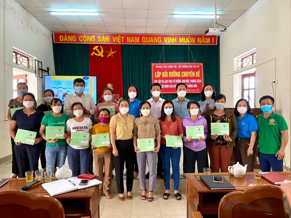 Trao 12 sổ BHXH tự nguyện cho các hội viên nông dân là thành viên của HTX Minh Lương