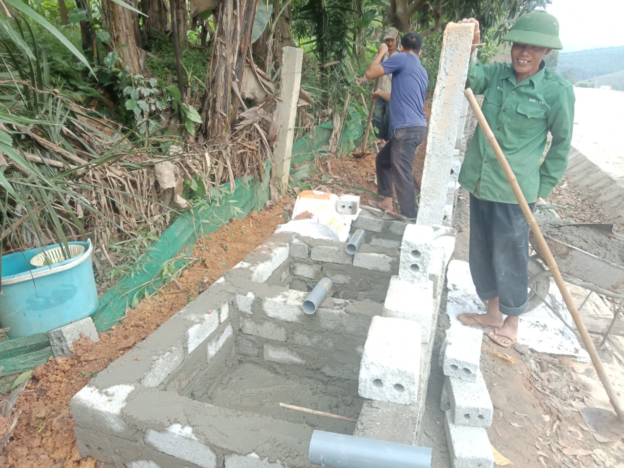 Hội Nông dân xã Sơn Tây hỗ trợ xây dựng vườn mẫu
