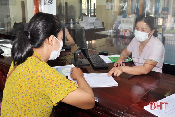 Khách hàng đến giao dịch tại Phòng Giao dịch Ngân hàng Chính sách xã hội huyện Can Lộc.