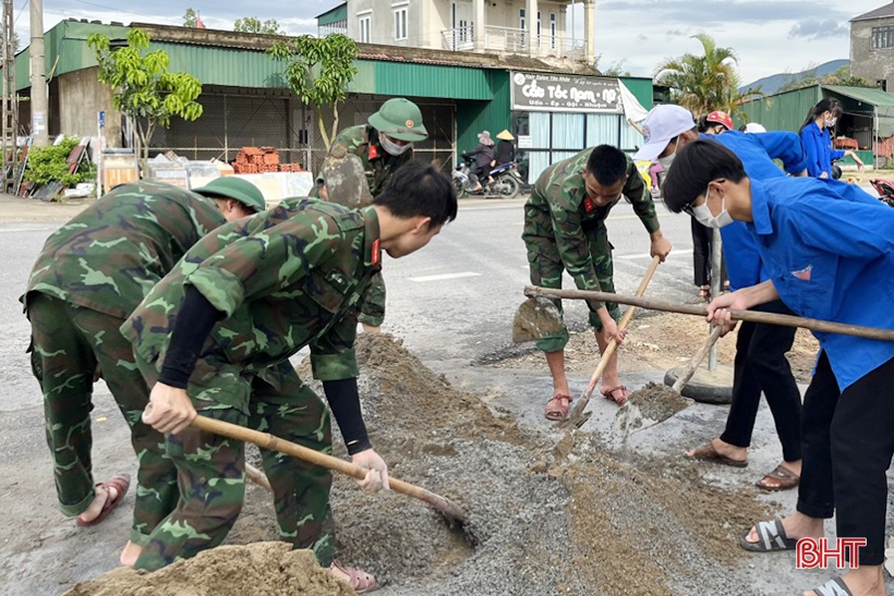 Lực lượng vũ trang Hà Tĩnh và đoàn viên thanh niên ở Lộc Hà về cơ sở vừa làm công tác dân vận, vừa giúp đỡ xây dựng nông thôn mới.