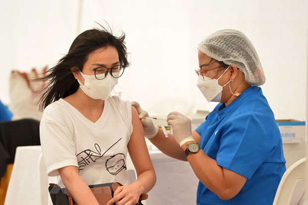 Nhân viên y tế tiêm vaccine phòng COVID-19 cho người dân tại Bangkok, Thái Lan ngày 23/4/2022. (Ảnh: THX/TTXVN)
